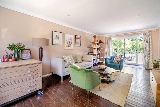 3, Neville Close, Esher photo 4