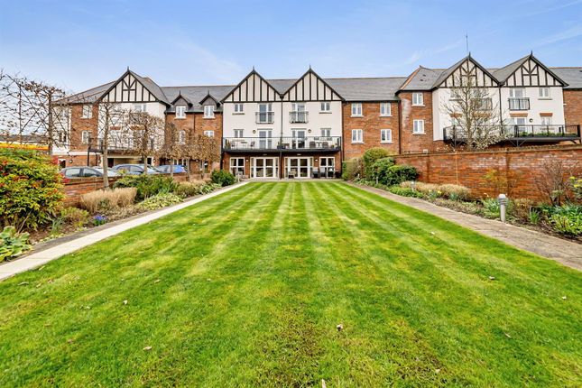 Flat for sale in Marlow Road, Bourne End