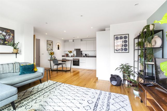 Flat 4, 66, Dalston Lane, London photo 4