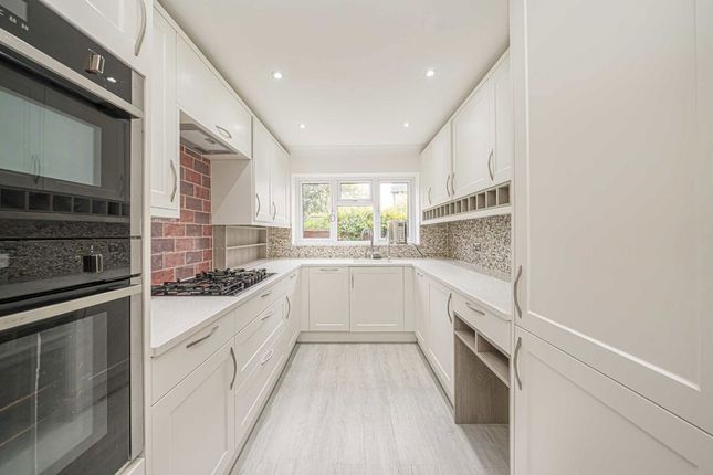 22, Linden Way, Shepperton photo 3
