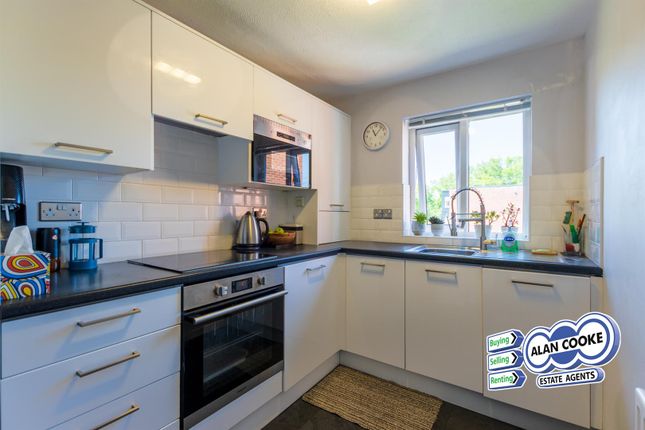 45, Blackmoor Court, Leeds photo 3