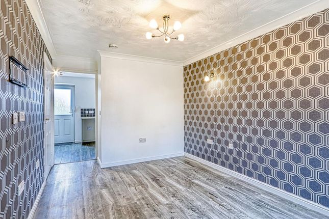 2 Lathkill Court, Chesterfield photo 4