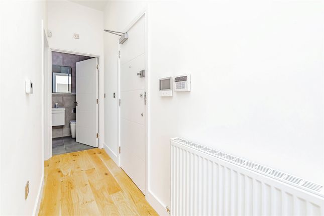 Flat for sale in Woodmere Avenue, Croydon