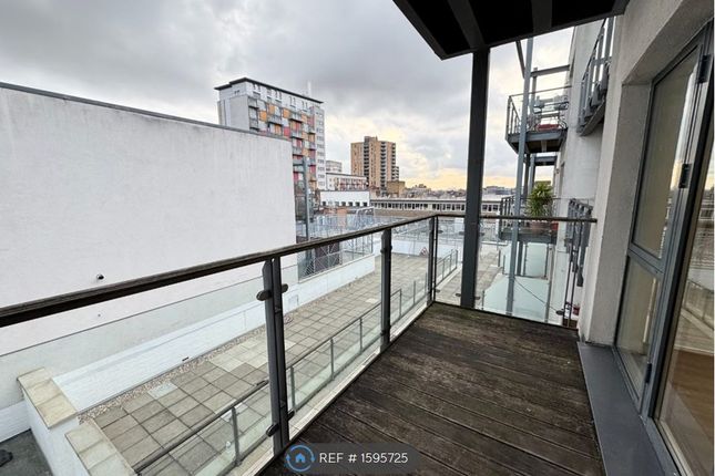 Flat, Elm Road, Wembley photo 5