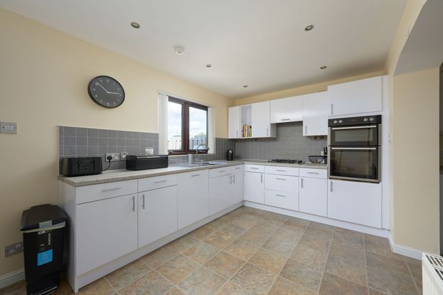 10, Sinclair Place, New Carron, Falkirk photo 4