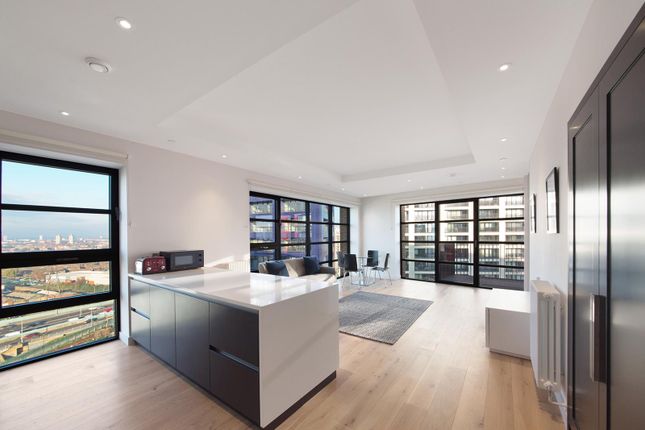 Thumbnail Flat for sale in Amelia House, London City Island