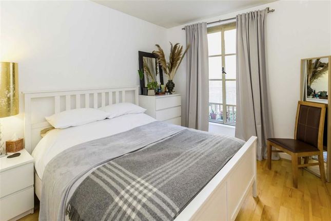 Flat 115, The Circle, Queen Elizabeth Street, London photo 4