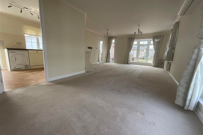 Lounge/Dining Area