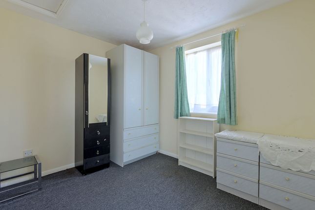Flat Flat 27, 2, Luther King Close, London photo 4