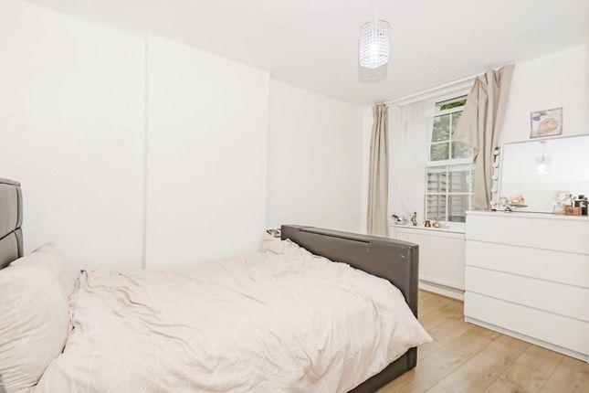Flat 26, Brent Court, Emlyn Gardens, London photo 4