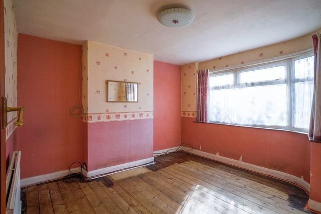 22, Lynwood Drive, Romford photo 4