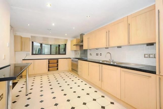 Carvoeiro, Goughs Lane, Bracknell photo 4