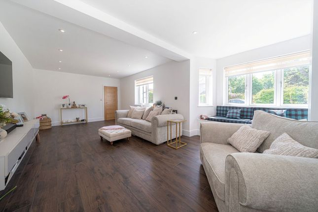 14, Pine Grove, Weybridge photo 2