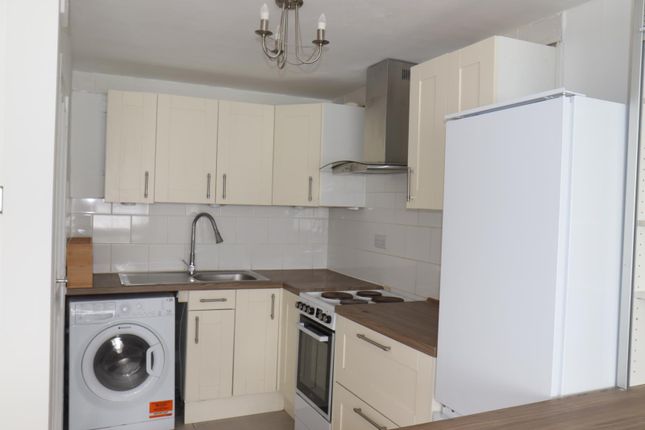 Flat 6, Scotfield Court, Handcross Road, Luton photo 3