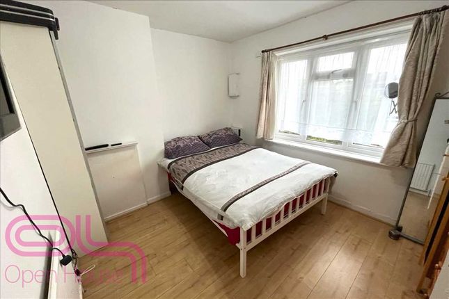 Room to rent in Queens Gardens, Heston, Hounslow