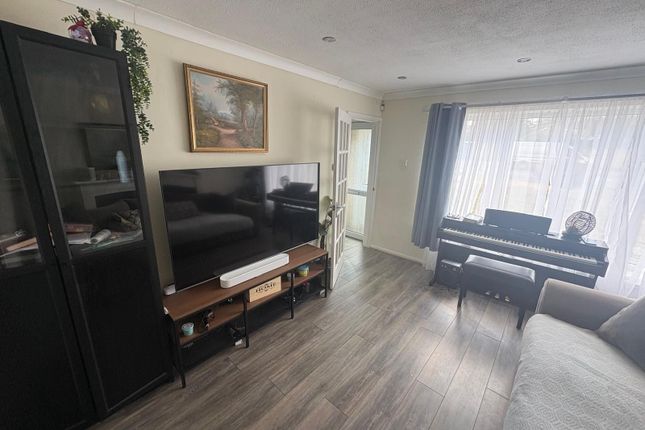 73 Pembroke Avenue, Leicester photo 2