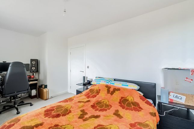 Flat for sale in Isaacs House, London