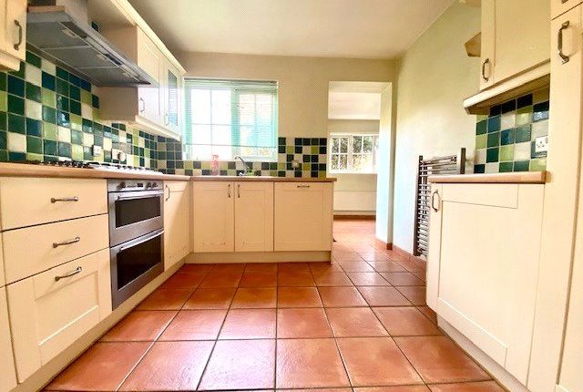 10, Sir Galahad Road, Hampshire photo 3