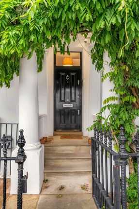 44, Lamont Road, London photo 2