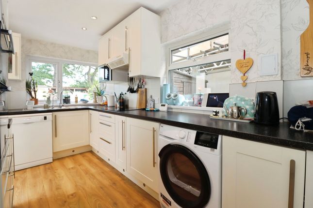 53, Queensholm Crescent, Gloucestershire photo 4