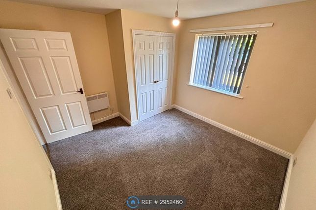 Berkeley Crescent, Hyde photo 5