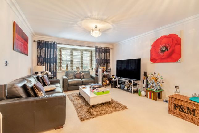 32, Bishop Ramsey Close, Ruislip photo 2