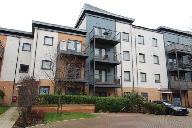Thumbnail Flat for sale in Shingly Place, North Chingford, London