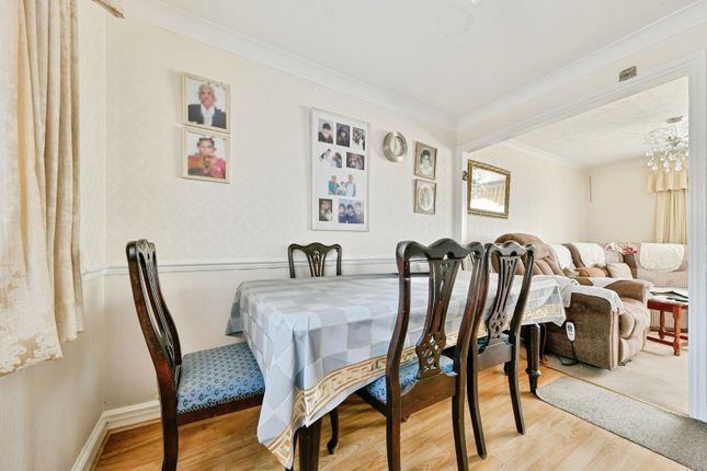 119, Webb Rise, Hertfordshire photo 4