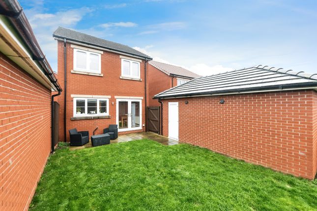 18, Daisy Hill Close, Leeds photo 2
