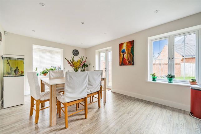 27 Brougham Lane, Crawley photo 3