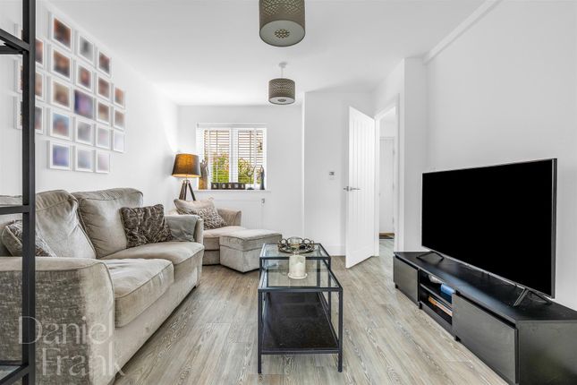 37, Five Oaks Lane, Chigwell photo 3