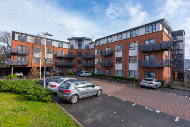 Thumbnail Flat to rent in Wallis Square, Farnborough