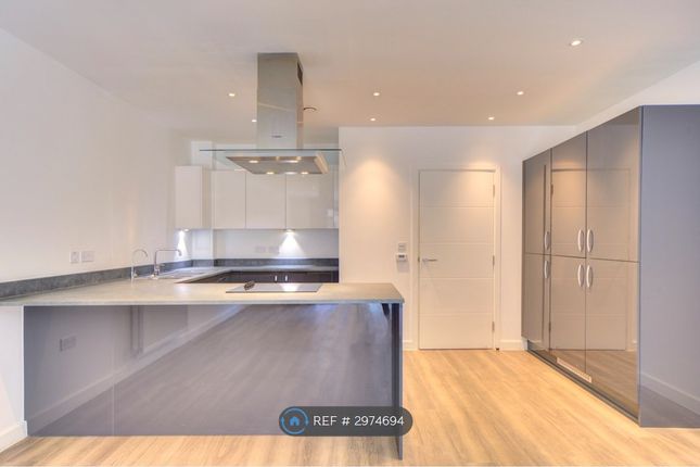 Flat, Augustine Court Brumwell Avenue, London photo 3