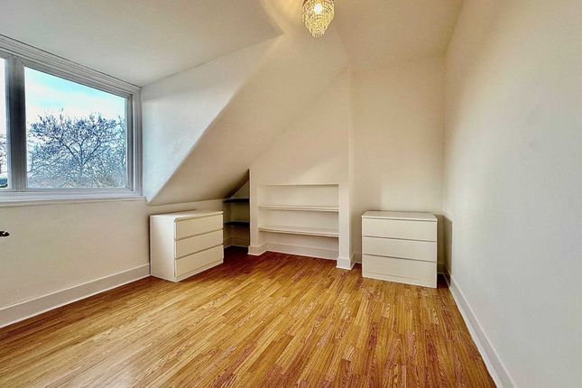 Second Floor Flat, Bounds Green Road, London photo 4