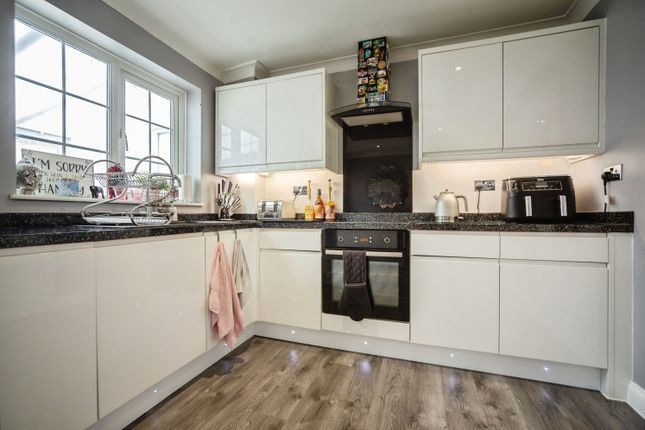 10, Cressey Court, Chatham photo 4