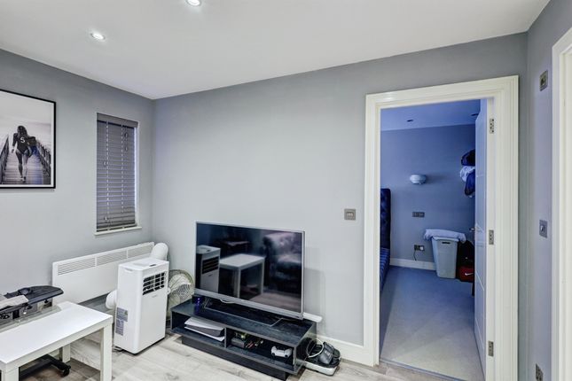 Flat 2, 1, Duncan Close, Northampton photo 3