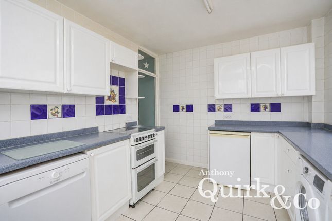 24, Aalten Avenue, Canvey Island photo 4