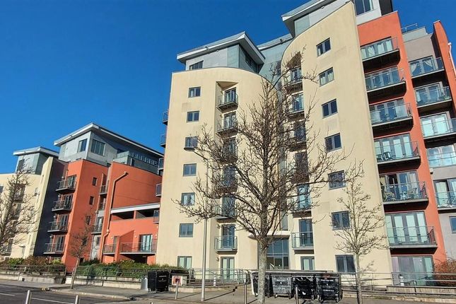 Flat for sale in South Quay, Kings Road, Marina, Swansea