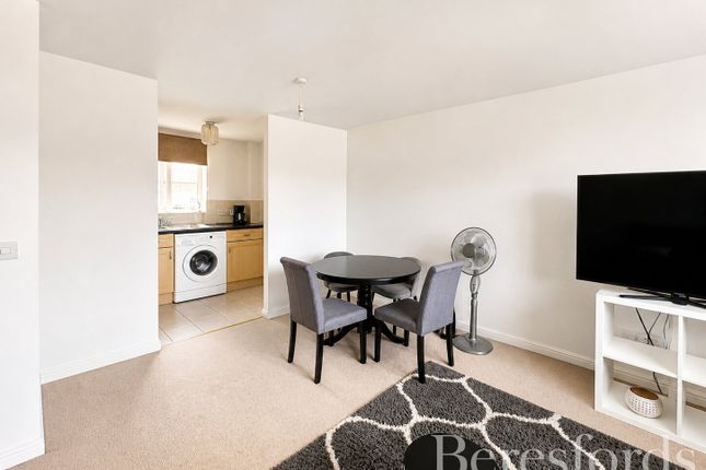 Flat 13, Jenner House, 41, Nightingale Crescent, Romford photo 3