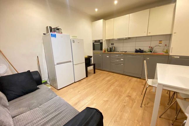Single Rm, 20, St Andrews Road, Acton photo 4