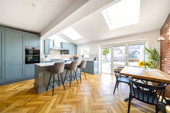 87, Somerset Avenue, Chessington photo 4