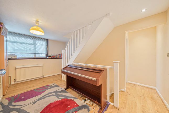 14, Chiltern Close, Bushey photo 4