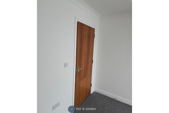 Flat, Wimborne Road East, Ferndown photo 5