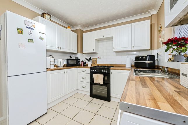 4, Elm Close, Peterborough photo 2