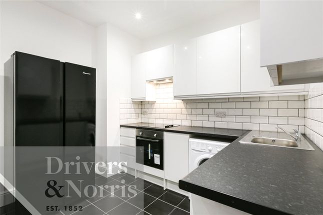 Flat to rent in Hilldrop Road, Holloway, London