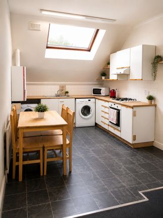 Flat 6, 263 Chamberlayne Road, London photo 4