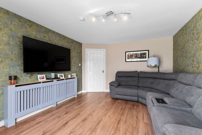 25 Chuckethall Place, Livingston photo 2
