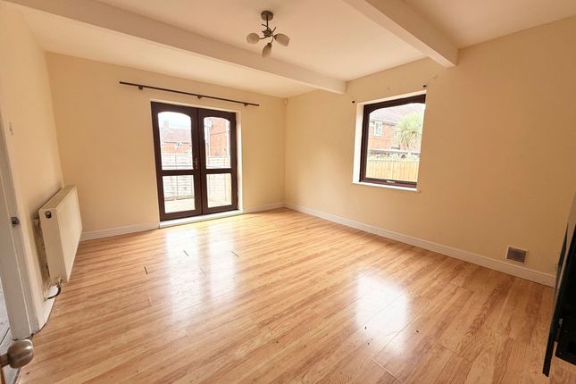 2, Woodthorpe Avenue, LOUGHBOROUGH photo 3
