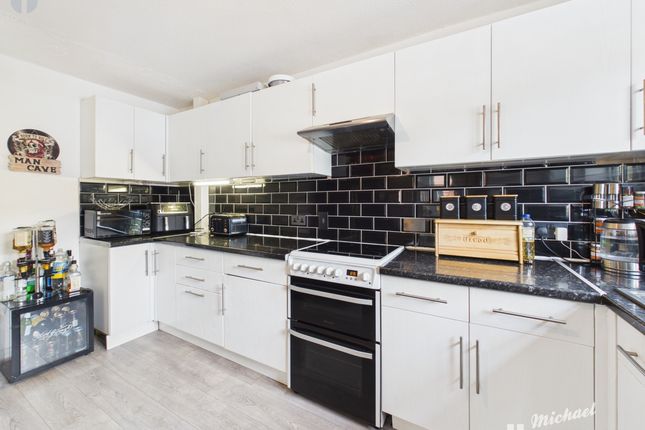 13 Eeles Close, Aylesbury photo 4
