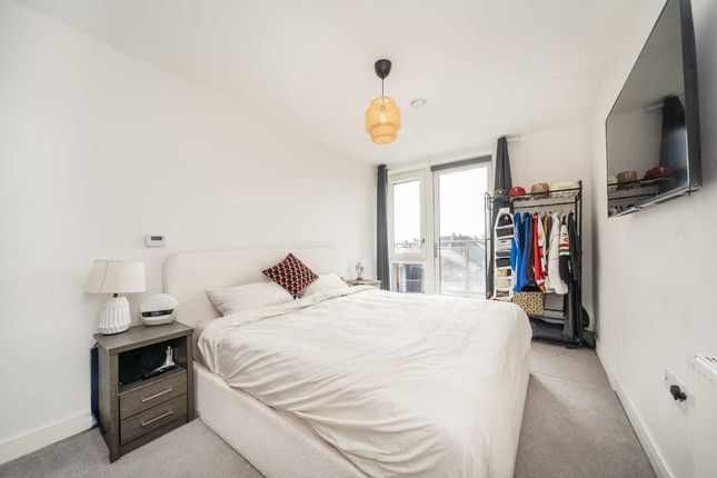 8 Knightwood Court, Colonnade Gardens, London photo 4